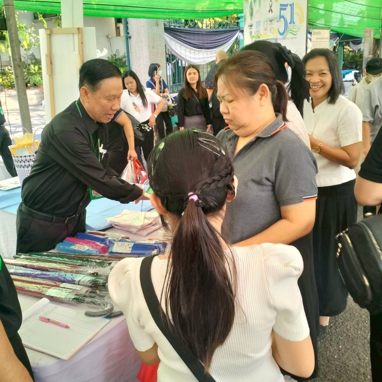 title - คณะทำงานฝ่ายติดตามประเมินผลการจัดงาน วันคล้ายวันสถาปนาสำนักงานการปฏิรูปที่ดินเพื่อเกษตรกรรม (ส.ป.ก.) ครบรอบ 51 ปี เปิดตั้งจุดให้ผู้ร่วมงานได้ร่วมสนุก เล่นเกมส์ และตอบแบบประเมินผลการจัดงาน ผ่านระบบออนไลน์